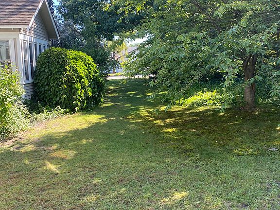 3rd image of 907 Fuller Ave NE