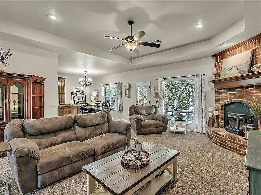 4 bed, 2341 sqft, $2,600 — Photo 4