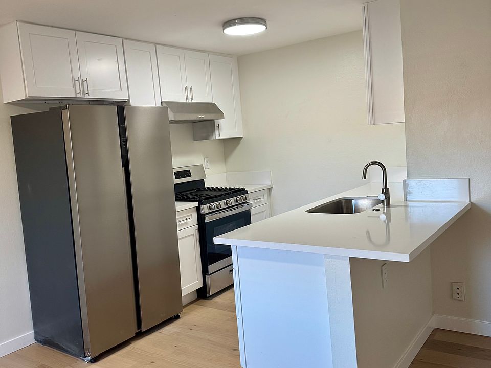 White quartz kitchen countertops and well-designed eat-in counter perfect for both entertaining and everyday living.