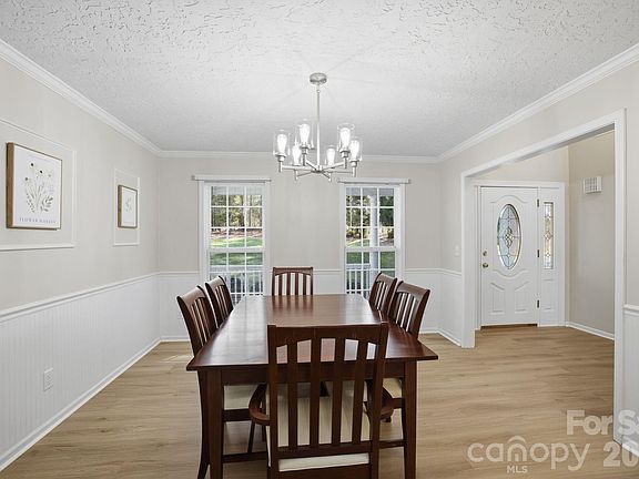 5th image of 9372 Island Point Rd