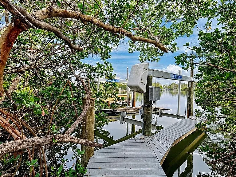 313 Poinsettia Rd — Photo 1