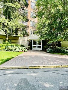 200 Grand Cove Way APT 3J, Edgewater, NJ, 07020