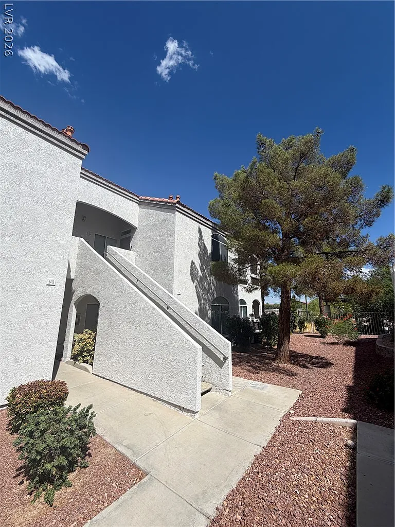 2 bed, 2.0 bath, 1042 sqft, $1,585 — Photo 2