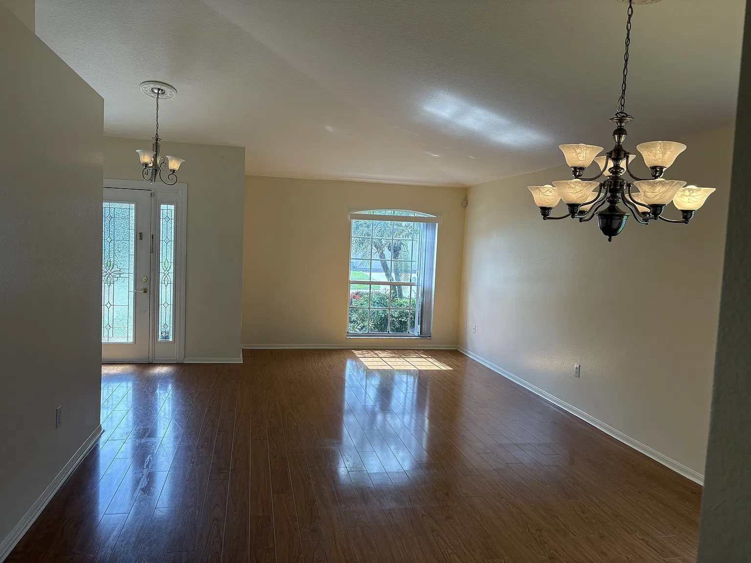 4 bed, 2.0 bath, 1956 sqft, $2,350 — Photo 3