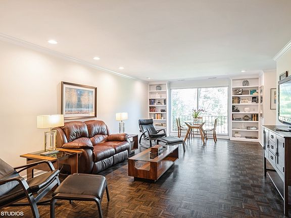 5th image of 90 Franklin Pl E APT 106