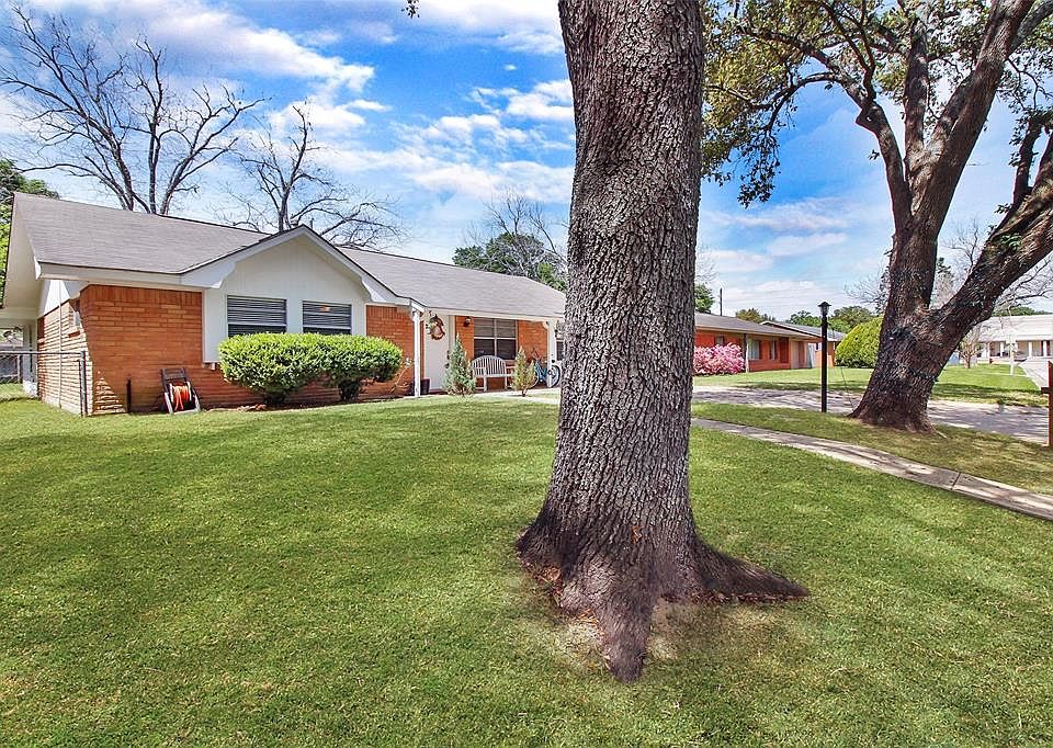 1st image of 1947 Heights Dr