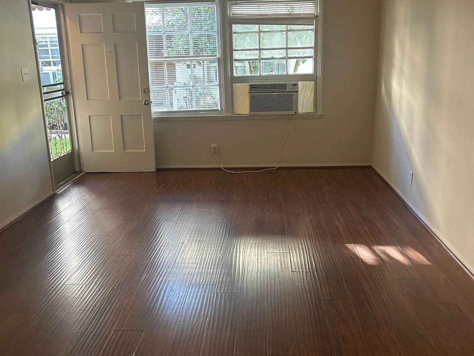 2 bed, 975 sqft, $2,450 — Photo 2