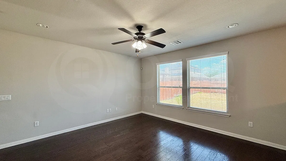 3 bed, 2.5 bath, 2002 sqft, $2,300 — Photo 3