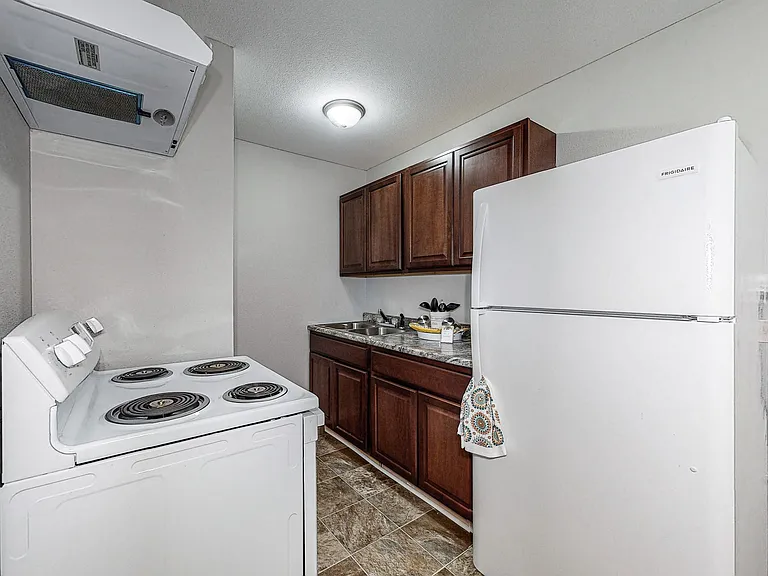 2519 Clarkson Ave — Photo 4