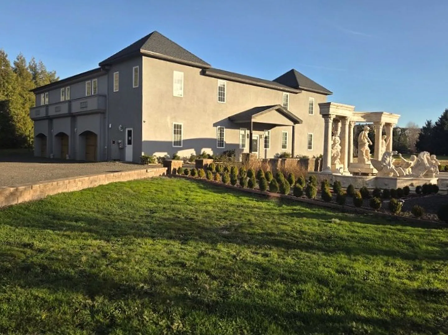 Furnished one Bedroom Apartment on 27 Acre Estate | Available Now — Photo 2