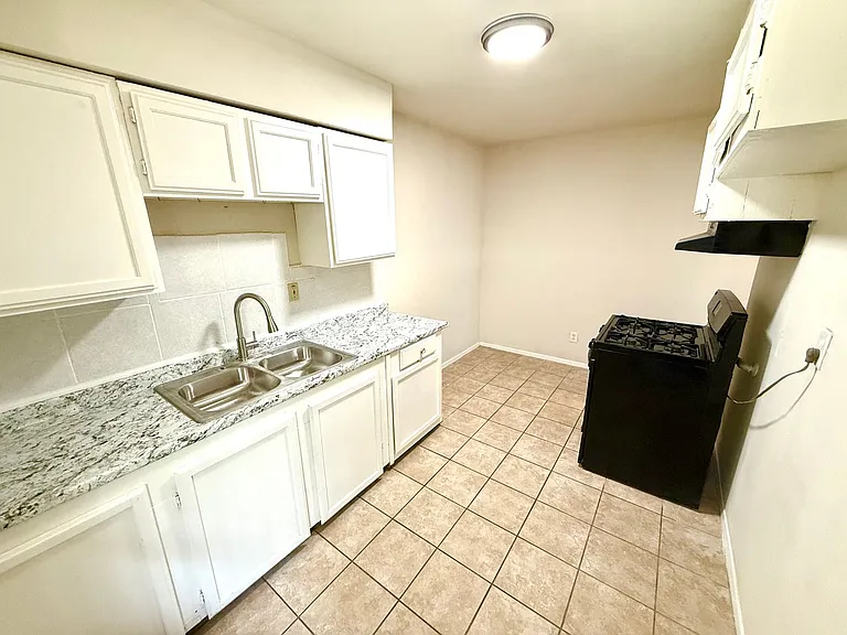 520 Prado St — Photo 10