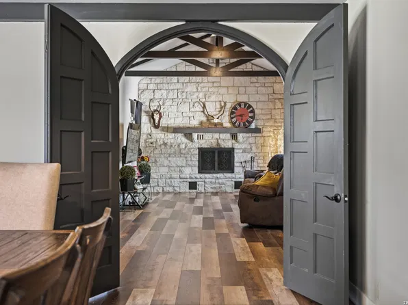 1009 W Main St, Kerrville, TX 78028