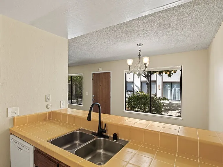 Park Plaza Apartments — Photo 40