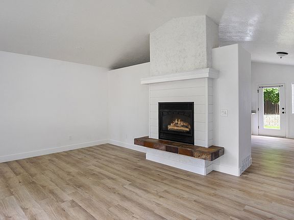 4th image of 576 W 500th St N