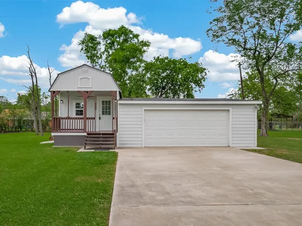 109 Queens Ct, Baytown, TX 77520