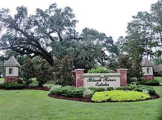 560 Pelican Ridge Dr, Madisonville, LA 70447