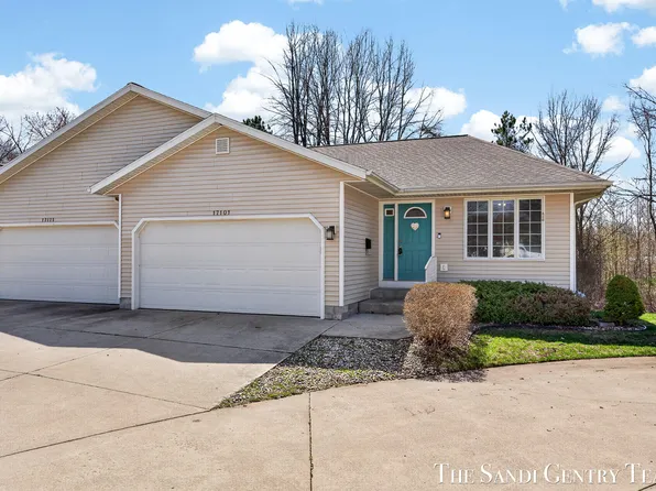 17101 Grandview Dr, Spring Lake, MI 49456
