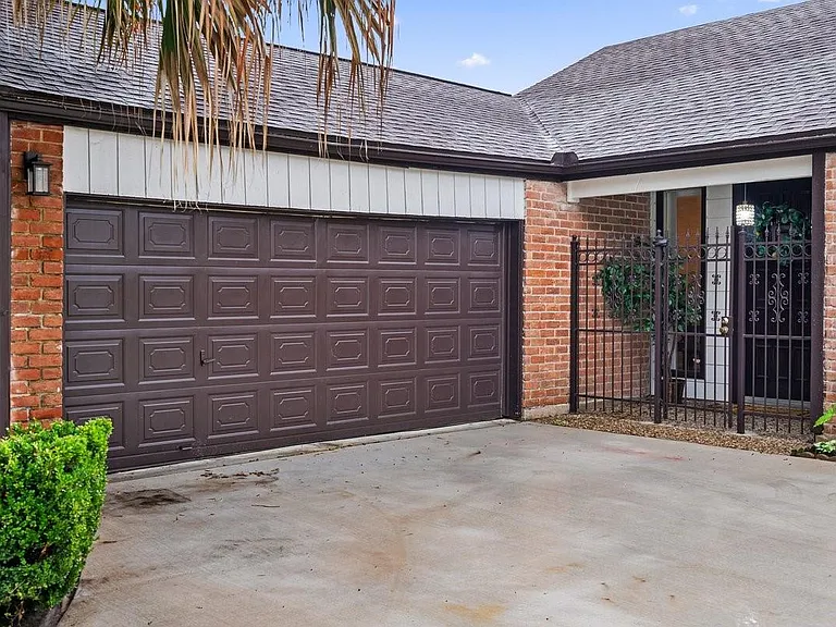 11423 Wickersham Ln — Photo 6
