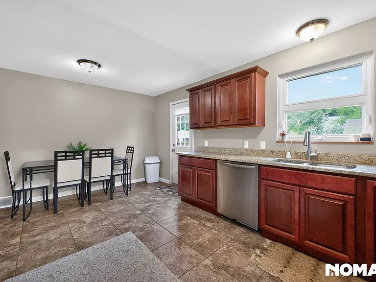 1723 Edgewood Dr — Photo 3