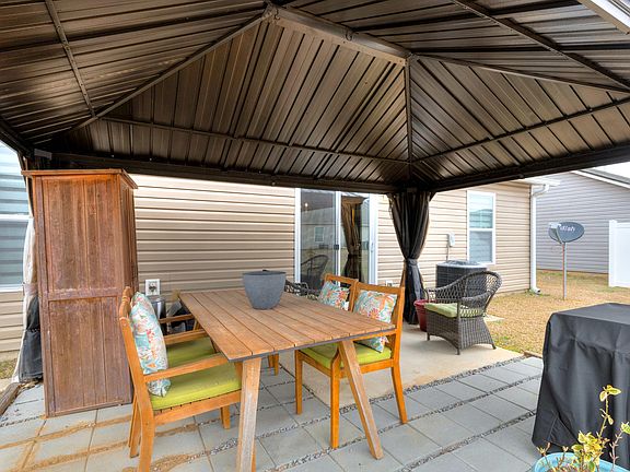 5th image of 375 Conifer St