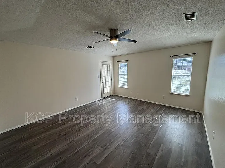 8812 Skypark Dr — Photo 10