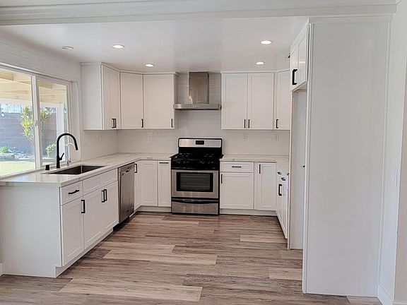 3rd image of 8867 Holly St