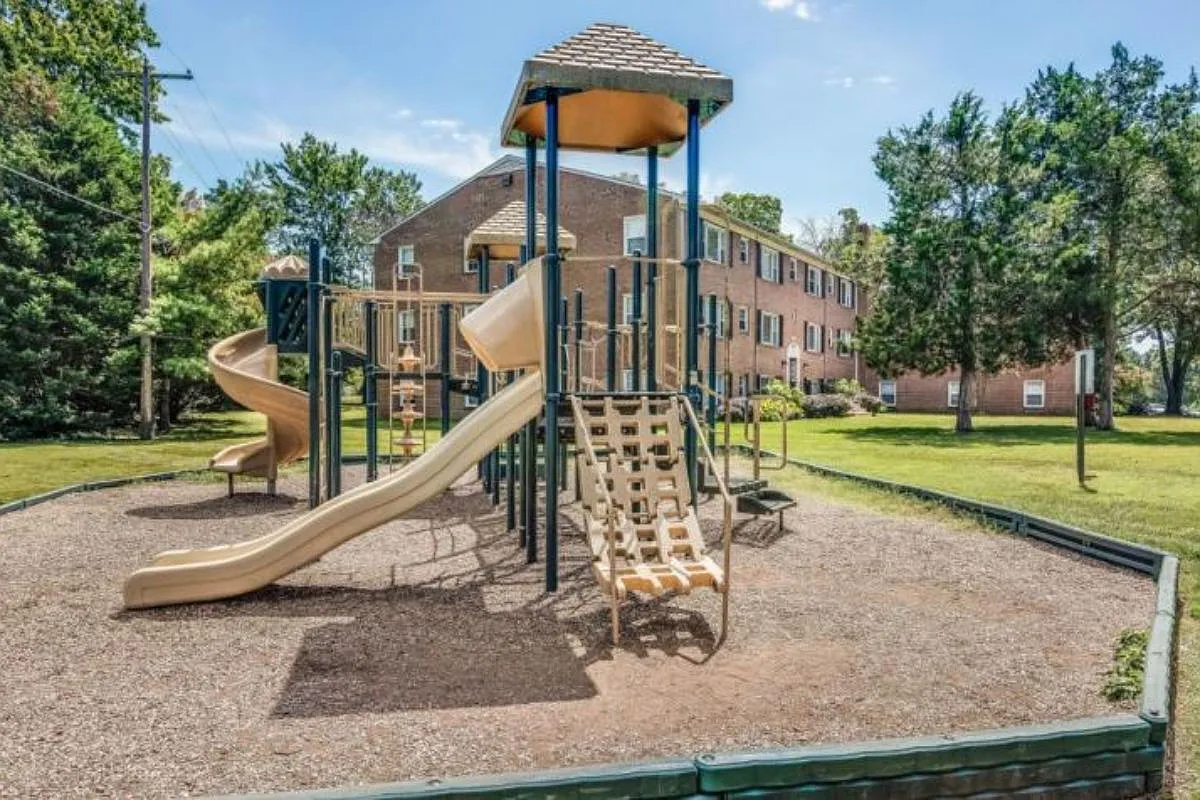 Colonial Village Apartments — Photo 2