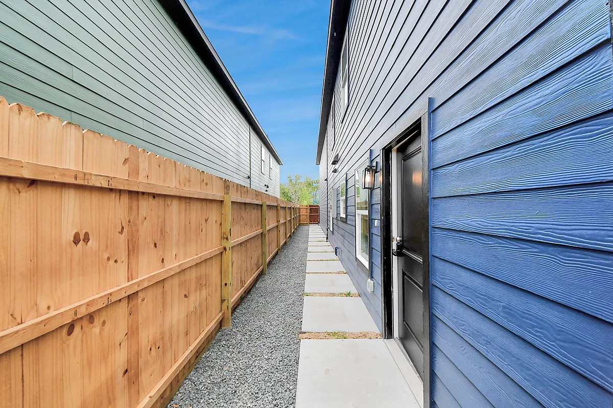 Building Photo - 3810 Hiford Dr #B