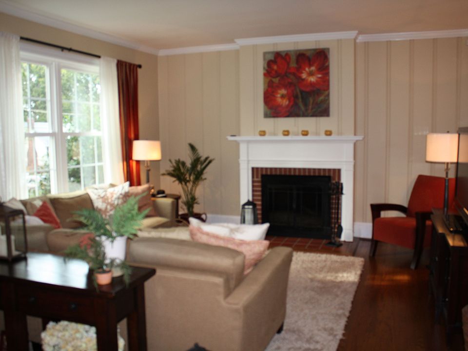 Living Room w/Gas Fireplace
