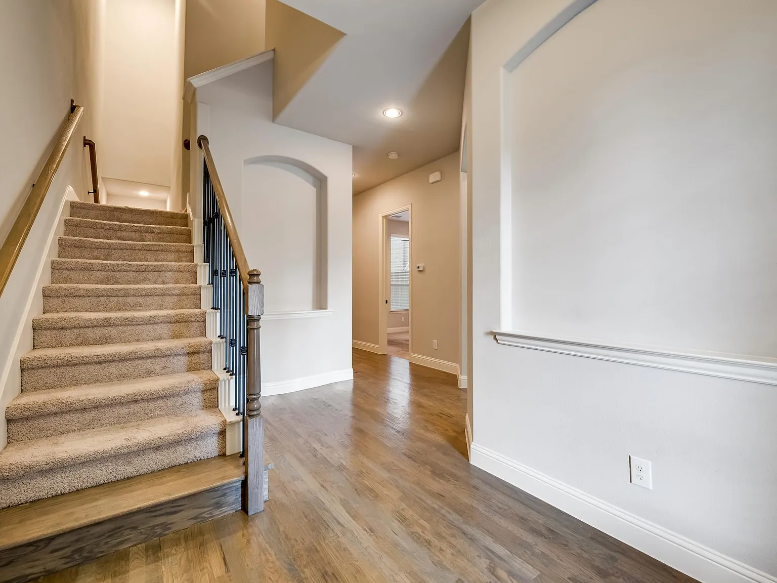 923 Whitehall Dr — Photo 3