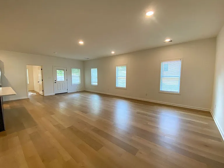 33 Oak Ave — Photo 3