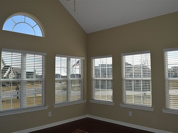 4th image of 405 Nandina Ct