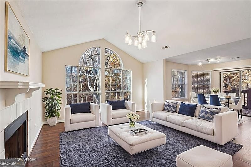 1st image of 909 Wentworth Ct