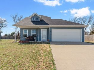 303 Fieldstone Cir, Gravette, AR 72736