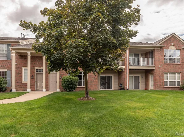 8106 Chesapeake Cir, Walled Lake, MI 48390