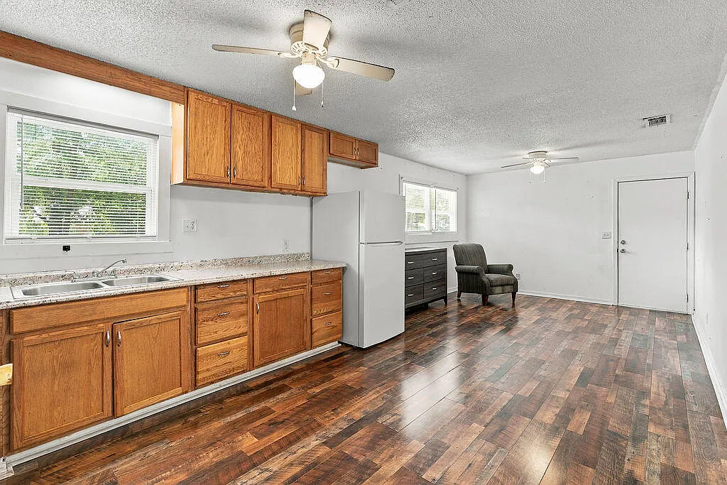3 bed, 1.0 bath, 1100 sqft, $1,300 — Photo 2