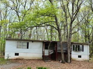 105 Meadowlark Ct, Hawley, PA 18428