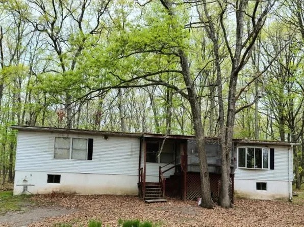 105 Meadowlark Ct, Hawley, PA 18428