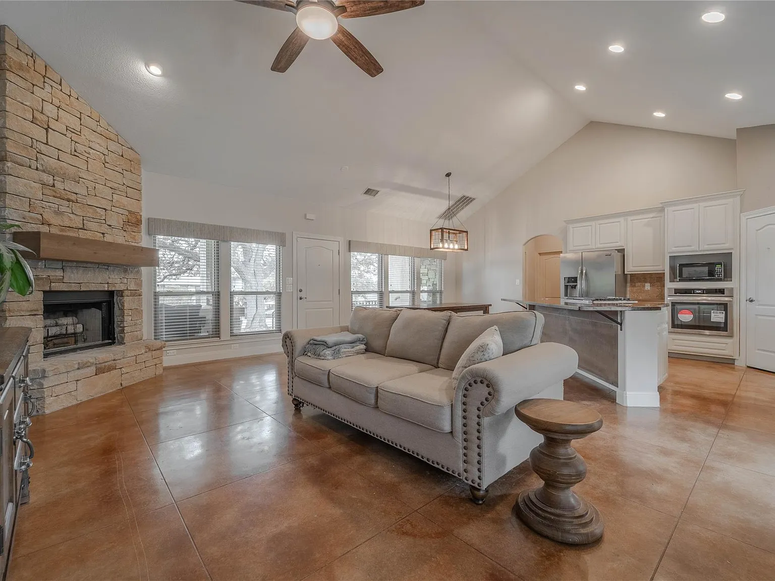 3 bed, 2.0 bath, 1661 sqft, $2,200 — Photo 3