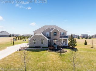 120 Crestview Dr, Rochester, MI 48306