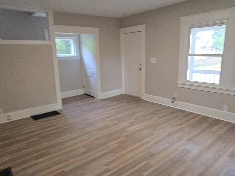 3827 1/2 Lockwood Ave — Photo 2