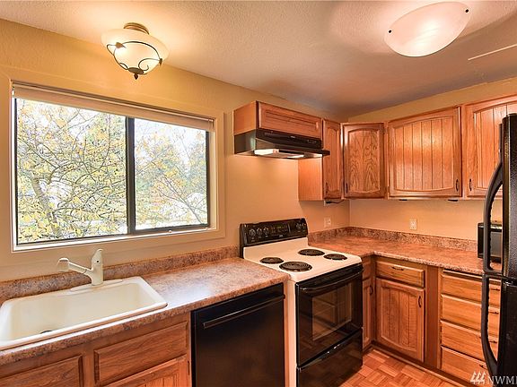 5th image of 11401 Roosevelt Way NE APT 8