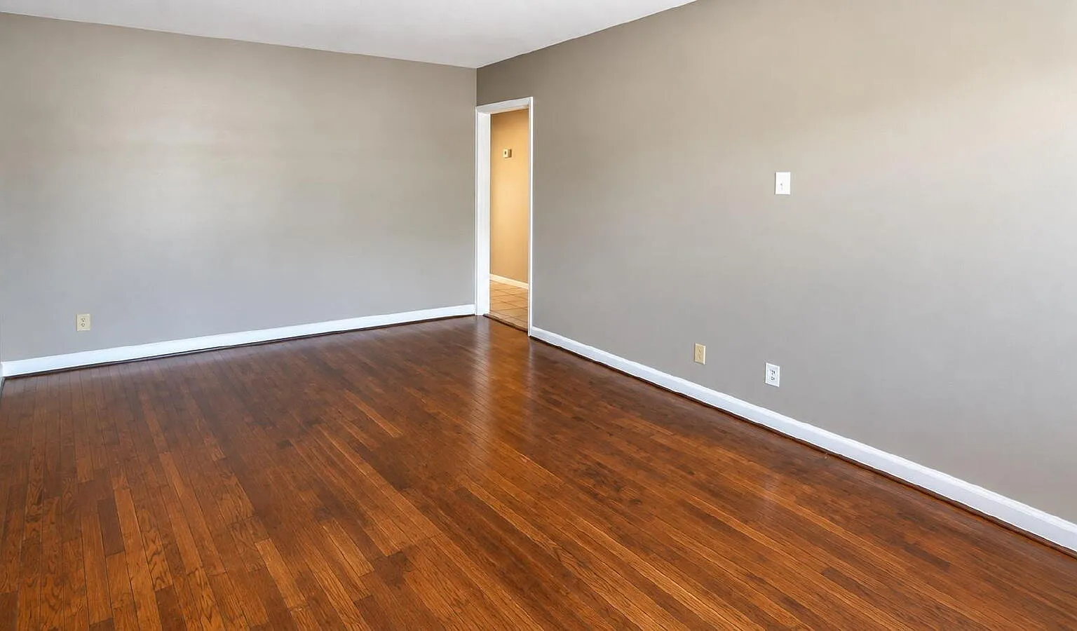 2 bed, 1.0 bath, 912 sqft, $1,275 — Photo 3