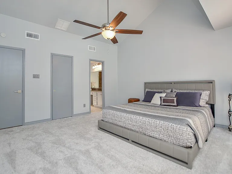 1702 Cherry Bend Dr — Photo 16