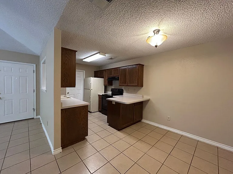 1642 W County Line Rd — Photo 7