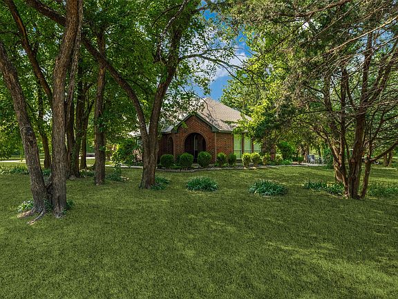 3rd image of 305 Cedar Hill Cir