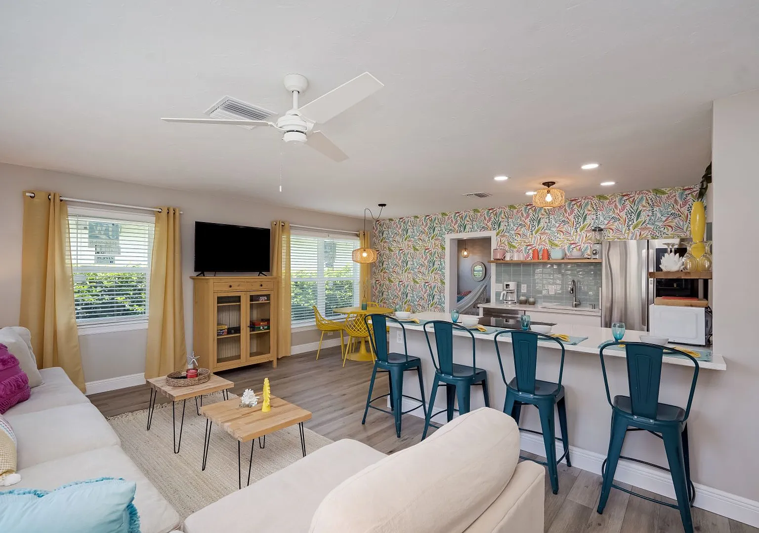 Beautiful 2-Bedroom, 2-Bath Home in Bradenton Available Furnished or Unfurnished — Photo 2