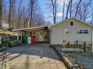 32 Ferris Ln, Oak Ridge, NJ 07438