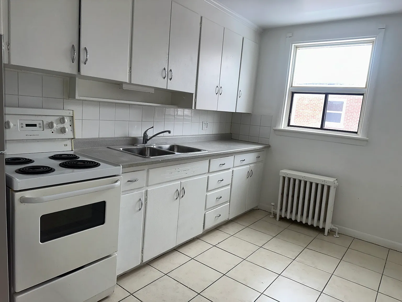 2128 Harris Crescent — Photo 3