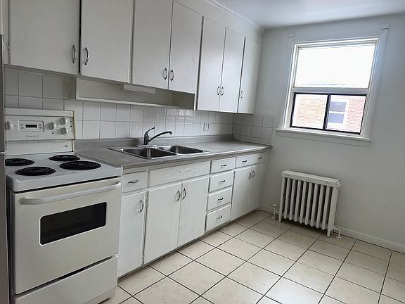 3rd image of 2128 Harris Cres #10